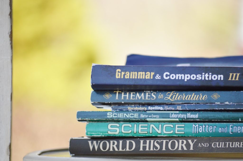 Stapel mit leicht abgenutzten Büchern