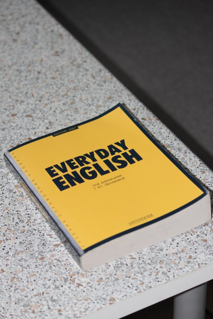 Gelbes Buch mit der Aufschrift "Everday English"